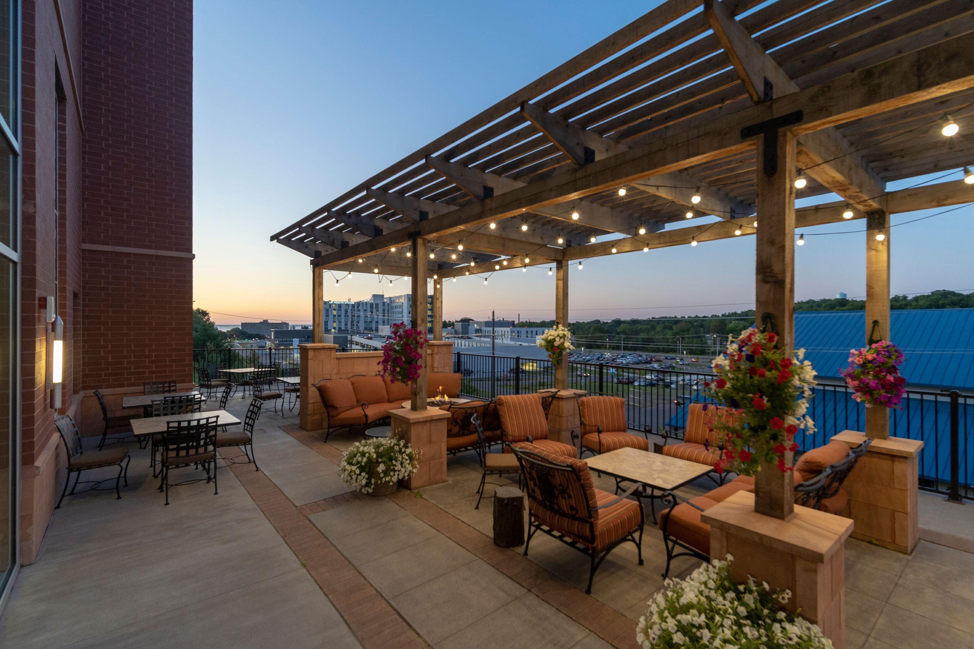 Staybridge Suites Marquette By Ihg Eksteriør billede
